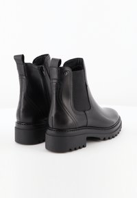 Stivali Chelsea in pelle nera con pannello laterale elastico testurizzato, chiusura con cerniera e suola in gomma robusta con un motivo a battistrada.