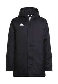 Schwarze Sportjacke mit Kapuze, aus einem glatten, wasserabweisenden Stoff gefertigt. Mit elastischen Bündchen und einem weißen Adidas-Logo auf der Brust.