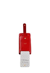 Červená kožená peněženka s prošívaným vzorem, zlatými kovovými prvky a malou šedou vnitřní kapsou na karty s puntíkovaným vzorem.