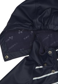 Tumed veekindel jakk pehme fliisvoodriga. Omadusteks on hõbedased triibud, nööpidega kinnitamised ja bränditud sisepattern.