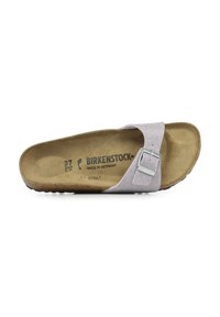 Birkenstock slidesandal i ljusrosa glittrigt material med ett enda rem, ett silverfärgat spänne och en formad korkfotbädd.