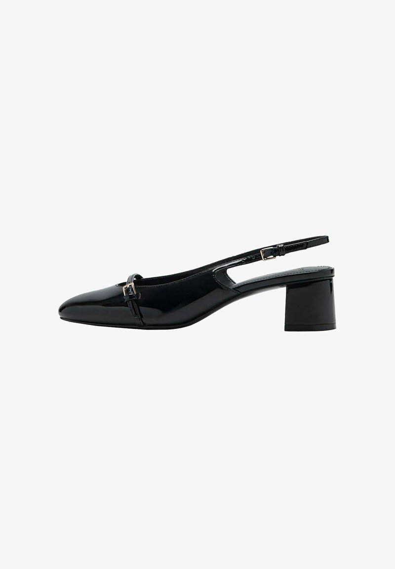 Chaussure slingback en cuir verni noir avec petit talon bloc et petite boucle métallique sur le côté.