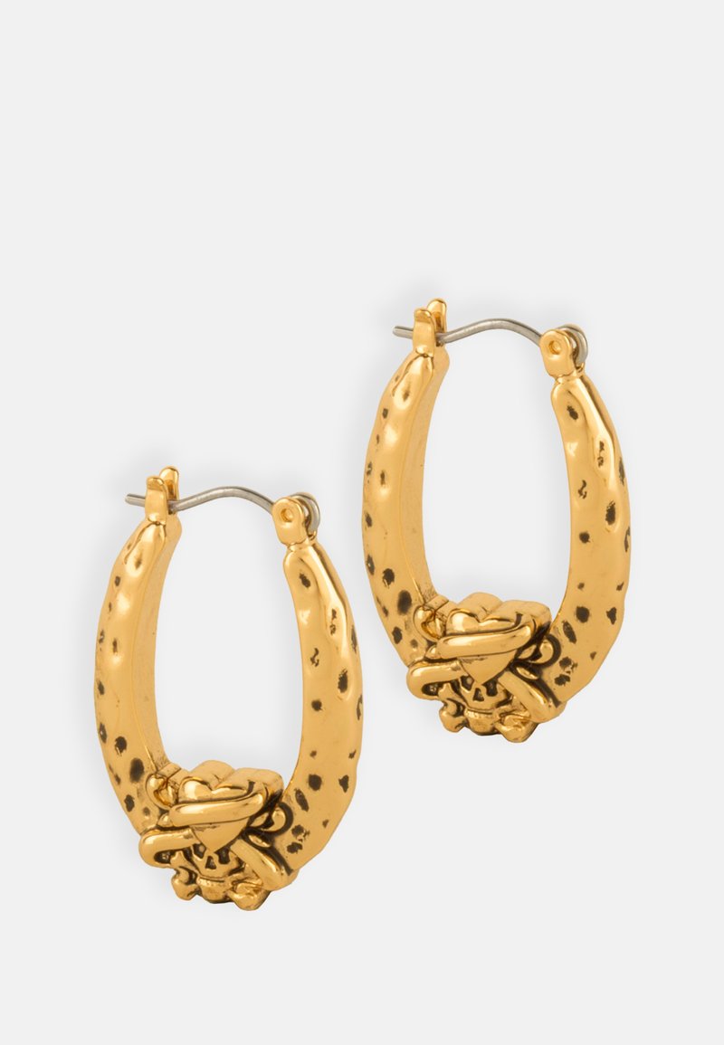 Goldene Creolen mit einer strukturierten Oberfläche. Rundes Design mit einem aufwändigen floralen Akzent an der Basis, gesichert mit einem Metallverschluss.