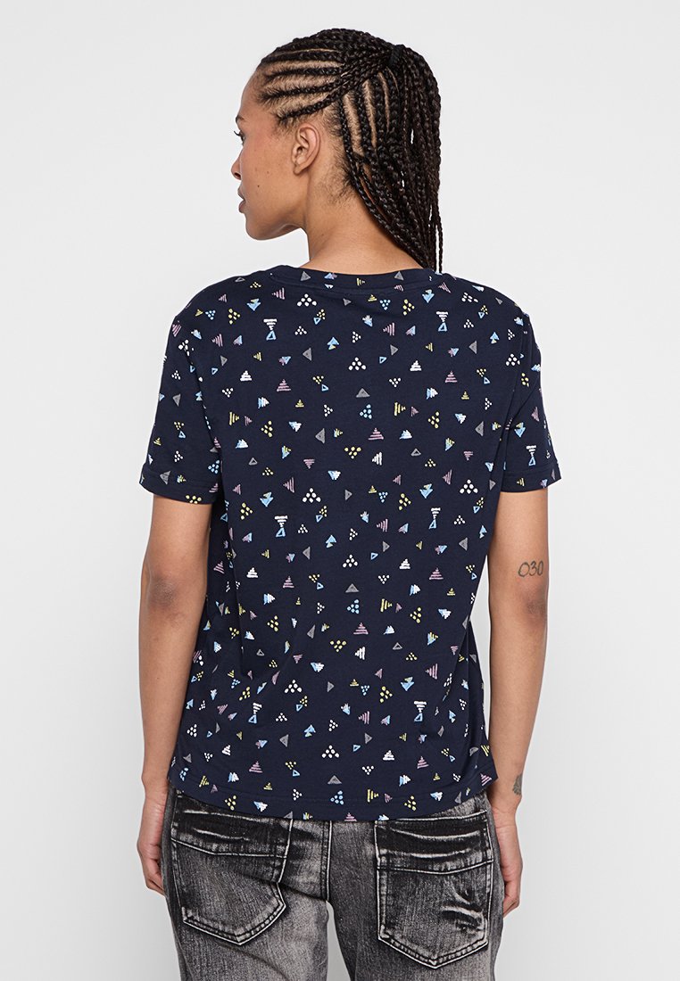 Marineblaue Baumwoll-T-Shirt mit einem geometrischen Muster aus bunten Dreiecken und Formen. Rundhalsausschnitt und kurze Ärmel, lockere Passform.