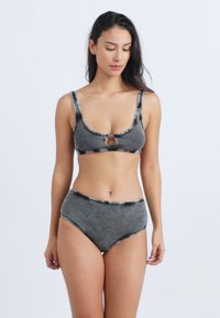 Σετ μπικίνι από γκρι τζιν με πάνω μέρος με στρογγυλή λαιμόκοψη και μεταλλικό δαχτυλίδι, και σλιπ με ψηλή μέση, και τα δύο με λεία υφή και αντίθετη ραφή.