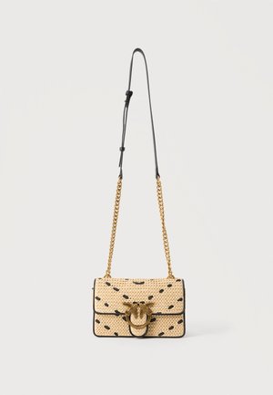 Μπεζ υφαντή τσάντα χιαστί με μαύρες λεπτομέρειες, χρυσή αλυσίδα ιμάντα και χρυσό διπλό κούμπωμα με σχέδιο πουλιών στο μπροστινό καπάκι.