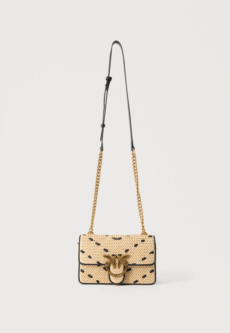 Šviesiai ruda austinė per petį nešiojama rankinė su juodais akcentais, auksine grandinėlės dirželiu ir auksiniu dvigubos paukščio sagtimi priekinėje sklendėje.