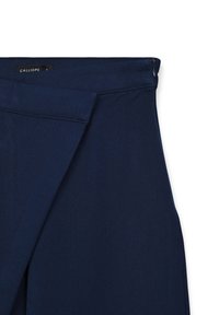 Marineblaue Hose mit strukturiertem Bund, seitlichem Reißverschluss und klaren Linien, aus einem glatten Stoff gefertigt. Markenlabel sichtbar.
