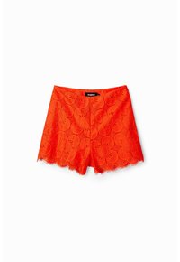 Shorts en dentelle rouge avec motif floral, ourlet festonné et bords frangés. Présente une texture lisse et une coupe ajustée avec une ceinture.