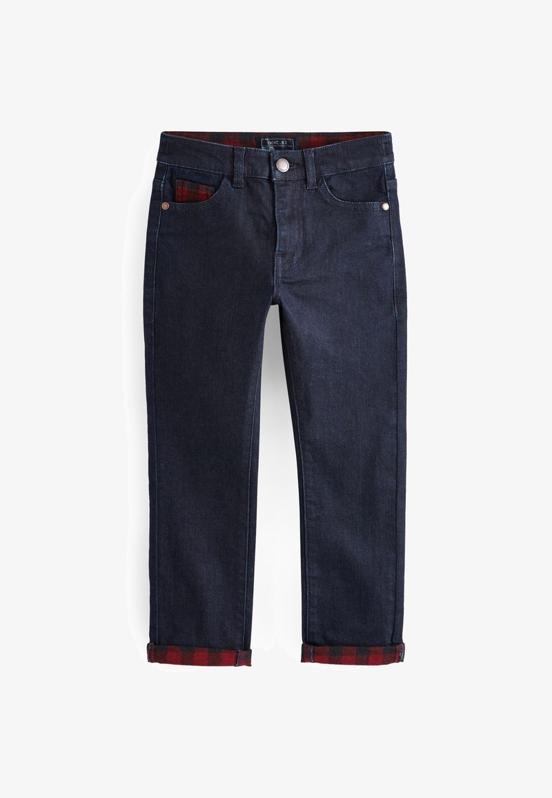 Jean bleu foncé avec doublure à carreaux rouges visible à la ceinture et aux revers, doté de poches avant, passants de ceinture et d'une fermeture par bouton en métal.