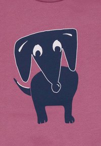 Grafica di un dachshund nero su uno sfondo rosa texturizzato, con grandi occhi bianchi, gambe corte e una coda ricurva.