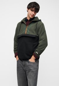 Φούτερ με κουκούλα από φλις σε πράσινο και μαύρο χρώμα, με μισό φερμουάρ, τσέπη καγκουρό και ribbed μανσέτες σε μπορντό, με λογότυπο στο τελείωμα.