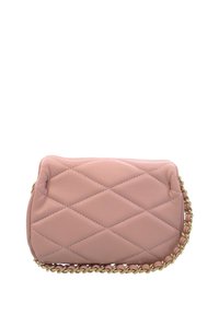 Borsa a tracolla in pelle trapuntata rosa con una tracolla in catena dorata e bordi arrotondati. Presenta una texture liscia e un motivo a diamante.