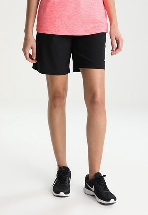 Pantalones cortos deportivos negros con una cinturilla elástica, combinados con una parte superior corta de manga corta de color rosa brillante. Ambos diseñados para un movimiento cómodo.