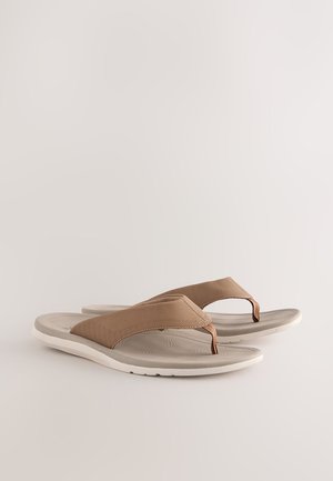 Braune Flip-Flops mit strukturierten synthetischen Riemen und einer gepolsterten, cremeweißen Sohle. Verfügen über ein gemustertes Fußbett für Halt und Komfort.
