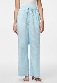 Lichtblauwe geruite wijde broek met een elastische tailleband en een trekkoordsluiting, gemaakt van een zachte stof met een gladde textuur.