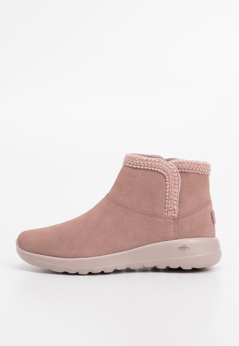 Rosa Wildleder-Ankle Boots mit geflochtenem Rand am Schaft und einer flexiblen Gummisohle, ausgestattet mit einer abgerundeten Zehe und niedrigem Absatz.