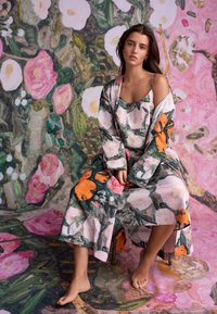 Set van badjas en jurk met bloemenpatroon van zachte stof. Voorzien van roze en oranje bloemen op een groene achtergrond, met een losse pasvorm en lange mouwen.