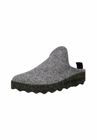 Zueco gris de felpa con suela ondulada de manchas negras y una lengüeta negra en el talón, mostrado en ángulo para ver el lado izquierdo y el frente.