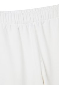 Witte, elastische broek met een gladde textuur. Voorzien van een geplooide taille en een rechte snit, die voornamelijk de kleur en structuur van de stof benadrukt.