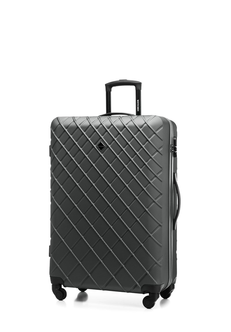 Valise en polycarbonate grise avec une texture en damier, une poignée rétractable et quatre roues à roulement souple pour une mobilité optimale.