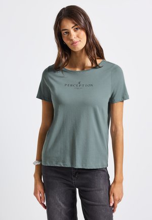 T-shirt vert à manches courtes en coton doux avec un col rond. Présente le texte "PERCEPTION" imprimé en noir sur le devant.