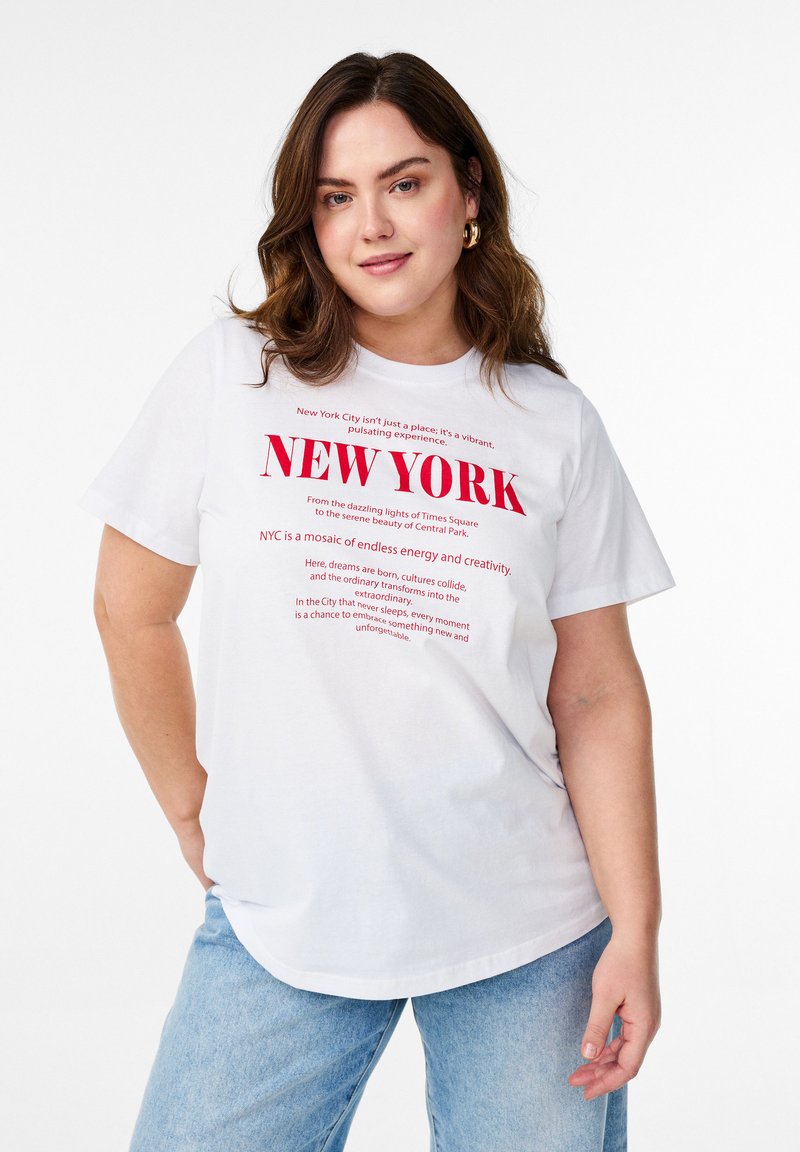 Biely bavlnený tričko s výrazným červeným textom "NEW YORK" a menšími popisnými frázami. Uvoľnený strih, krátke rukávy.
