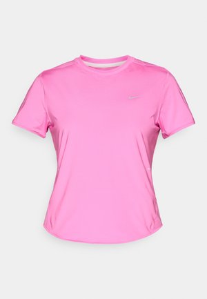 Rožu īsām piedurknēm sporta krekls, kas izgatavots no gluda, viegla materiāla. Tam ir apaļa kakla izgriezums un neliels atstarojošs logotips priekšpusē.