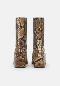 Brązowe i beżowe botki na kostkę ze wzorem węża, z wysoką cholewką i kwadratowymi obcasami, z teksturowanym wzorem reptila na skórzanym materiale.