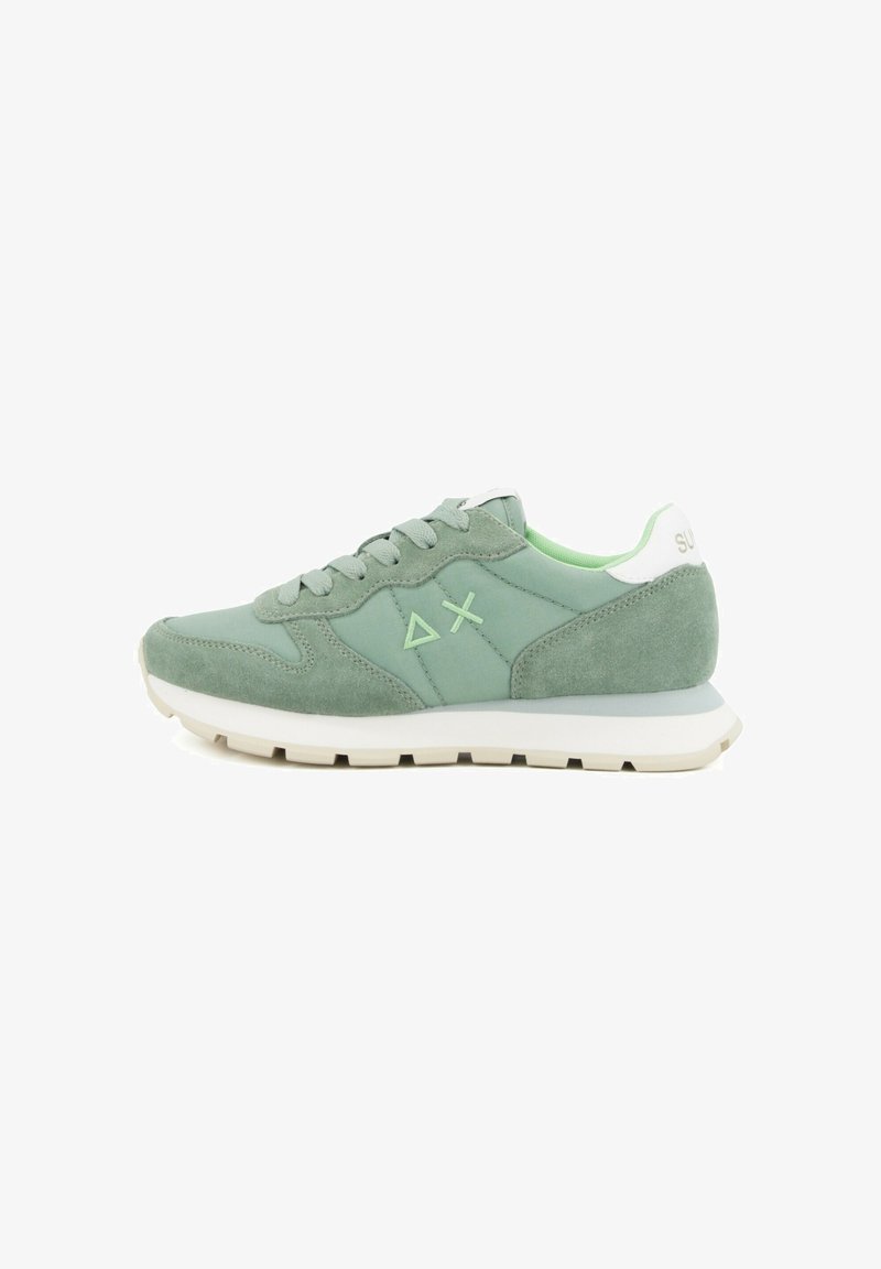 Groene suède en stoffen sneaker met lichtgroene geometrische logo's aan de zijkant en een witte zool, gezien vanaf de linkerzijde.