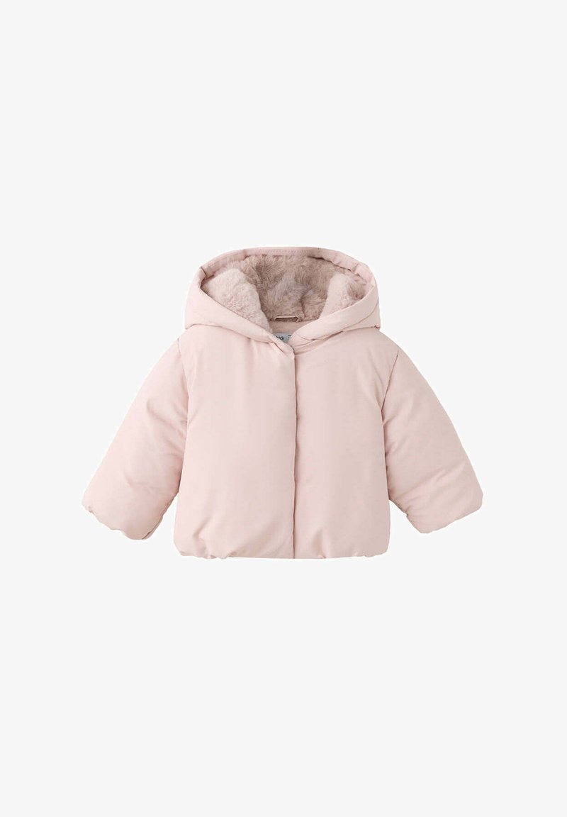 Chaqueta de invierno acolchada para niños en rosa claro con capucha forrada en suave piel sintética beige, mangas largas y cierre delantero.