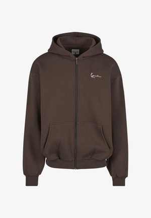 Pruun ees lukuga kapuutsiga dressipluus, mis on valmistatud pehmest kangast, varustatud esitasku, soonikkoes varrukate ja servaga ning pisikese valge logoga rinnal.