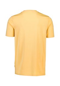 Camiseta amarilla de manga corta con cuello redondo, hecha de una tela suave. Presenta un diseño liso sin patrones ni acentos.