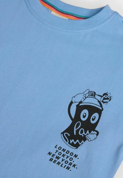 Ljusblå bomullströja med en svart sprayburksgrafik med ögon, som håller en pensel, och stadsnamn i versaler nedanför.