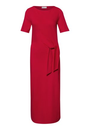 Rød kjole i mellemlang længde med korte ærmer, rund halsudskæring og en bundet knudedetalje på højre side ved taljen.