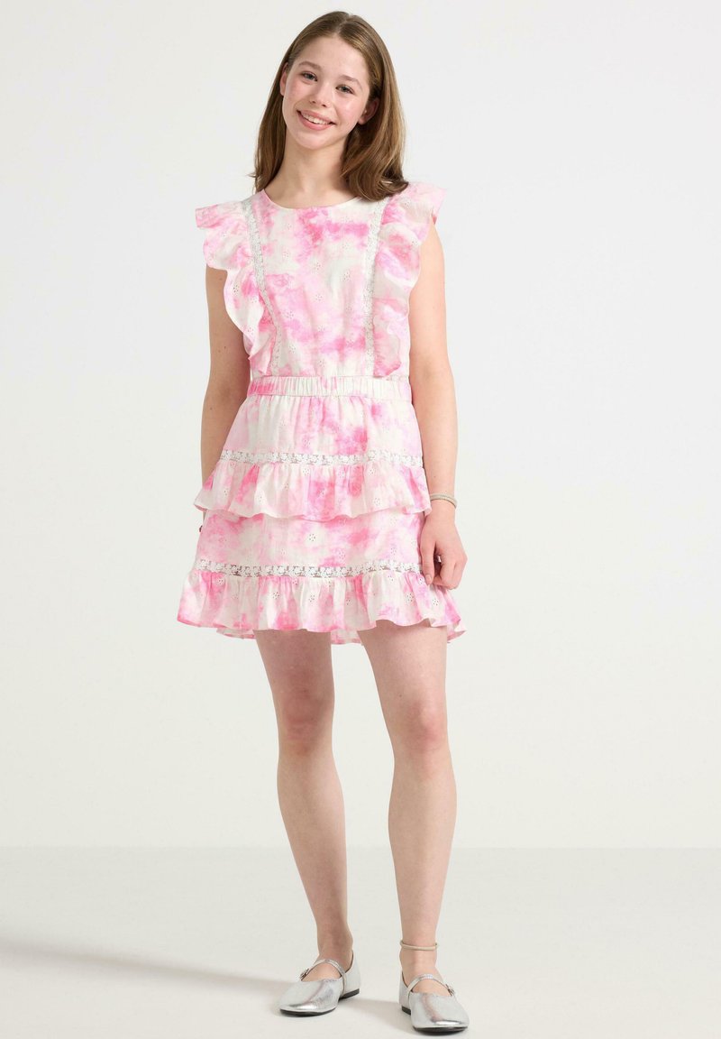 Abito rosa tie-dye con maniche arricciate e tre strati differenti. Presenta dettagli in pizzo e una vita aderente.