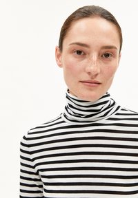 Schwarz-weißer gestreifter Rollkragenpullover aus weichem Stoff, mit schmalen Streifen und einer taillierten Passform, die den Hals betont.