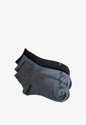 Drei Paar Knöchelsocken in Dunkelgrau, Mittelgrau und Schwarz. Baumwollmischung mit gerippten Bündchen und dezenten Logoakzenten. Weiche Textur.