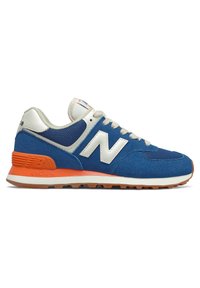 Baskets de sport New Balance bleues et blanches avec des accents de semelle intermédiaire orange et des lacets blancs, montrées du côté extérieur sur un fond blanc.