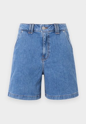 Μπλε σορτς από denim με μπροστινό κούμπωμα με κουμπί και φερμουάρ, θηλιές για ζώνη, μπροστινές τσέπες και ίσιο τελείωμα πάνω σε απλό ανοιχτό φόντο.