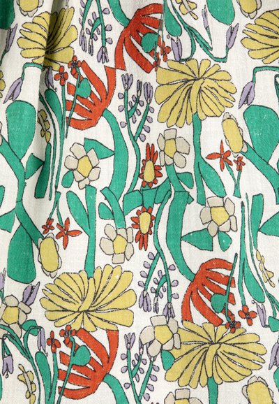 Motif de tissu floral avec de grandes fleurs jaunes et rouges, des tiges et feuilles vertes, ainsi que de petites fleurs violettes et blanches sur un fond blanc.