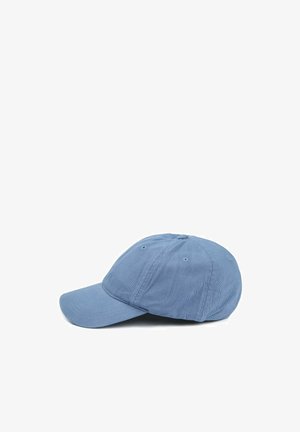 Blauer Baumwoll-Baseballkappe, von der Seite auf weißem Hintergrund gezeigt.