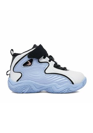 High-top sneaker i hvid og lyseblå med sorte accenter, tekstureret sål og en velcrolukning nær anklen.