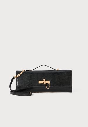 Schwarze Clutch mit strukturiertem Finish, goldener Kettenriemen und einem Verschluss. Rechteckige Form mit einem eleganten, minimalistischen Design.
