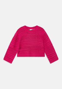Rosa, kortermet strikkegenser med et teksturert, åpnet mønster og lange ermer. Har rund halsringning og ribbestrikket kant.