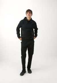 Schwarzes Sportoutfit mit einem Kapuzenpullover mit Reißverschlusstaschen und passenden Cargo-Hosen mit Seitentaschen, alles aus glattem Stoff.