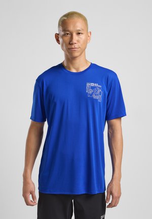 Blauw T-shirt met korte mouwen, gemaakt van een lichtgewicht, ademend materiaal. Bevat een grafisch logo op de linkerkant van de borst en heeft een casual pasvorm.