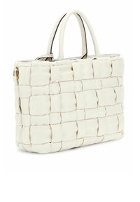 Borsa bianca intrecciata con doppio manico, texture liscia e dettagli in metallo dorato. Forma rettangolare con motivo trapuntato.