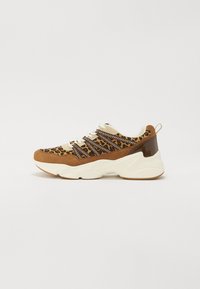 Wildleder- und Synthetik-Sneaker mit einem Leopardenmuster-Obermaterial, cremefarbenen Schnürsenkeln und einer klobigen weißen Sohle mit einem glänzenden braunen Absatz.