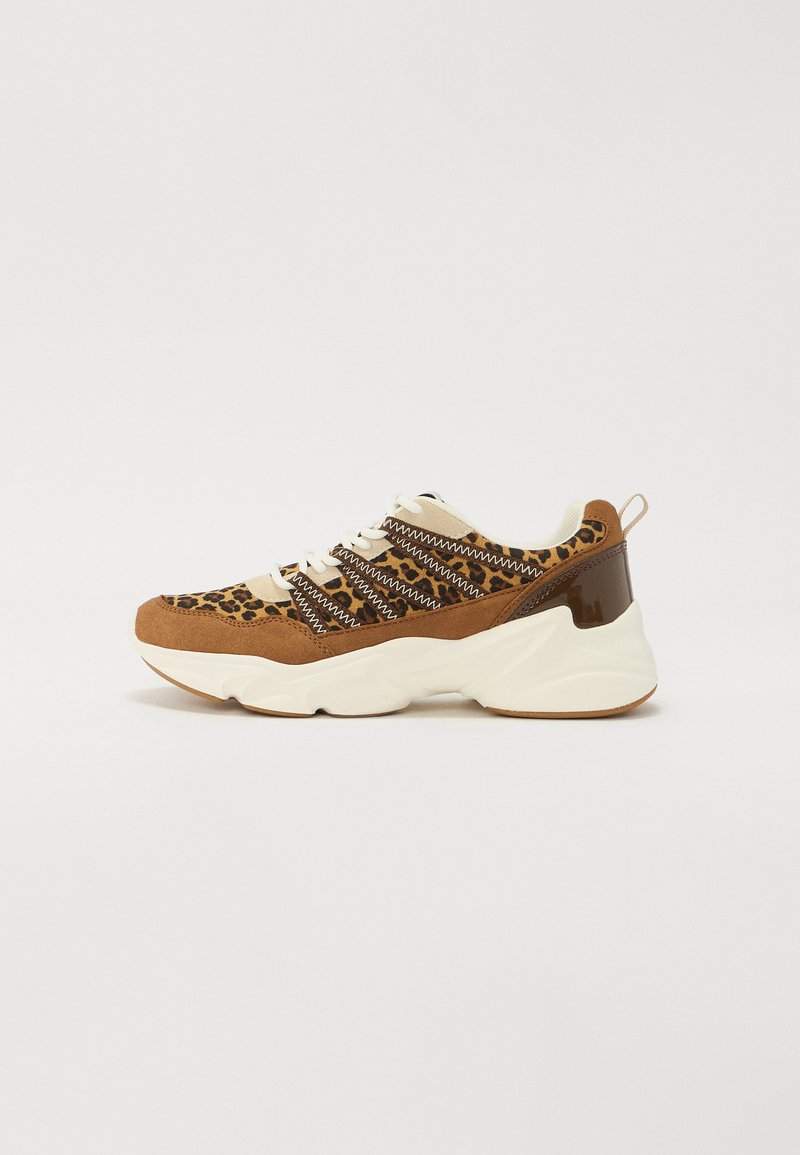 Wildleder- und Synthetik-Sneaker mit einem Leopardenmuster-Obermaterial, cremefarbenen Schnürsenkeln und einer klobigen weißen Sohle mit einem glänzenden braunen Absatz.